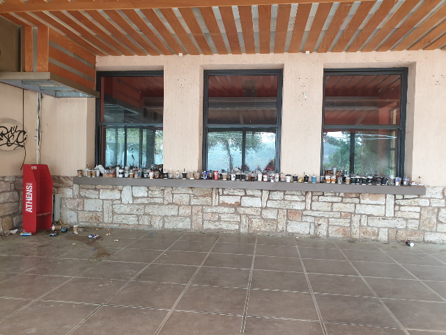 Περίπτερο Λίμνης Μαραθώνα: Μνημείο κρατικής αδιαφορίας και υγειονομική βόμβα για όσους το επισκέπτονται! (Φωτός) 