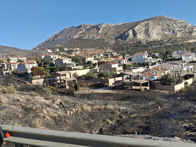 Η επόμενη μέρα της φωτιάς στην Π. Φώκαια: πληγές, ευγνωμοσύνη και επαγρύπνηση