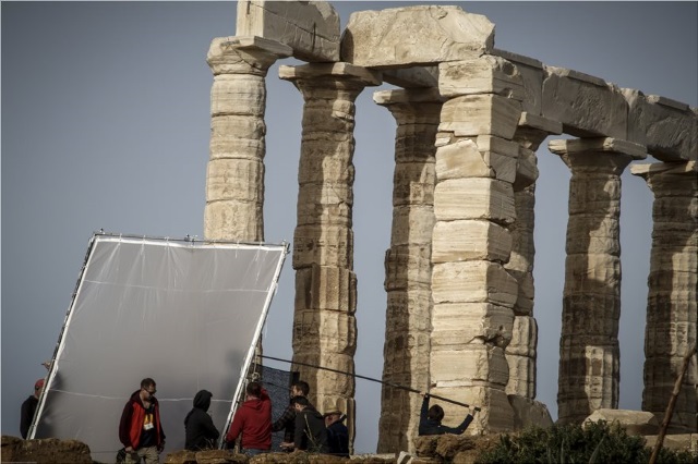 O ναός του Ποσειδώνα στην υπηρεσία της Έβδομης Τέχνης: Ξεκίνησαν τα γυρίσματα της «Μικρής Τυμπανίστριας» (Φωτός)