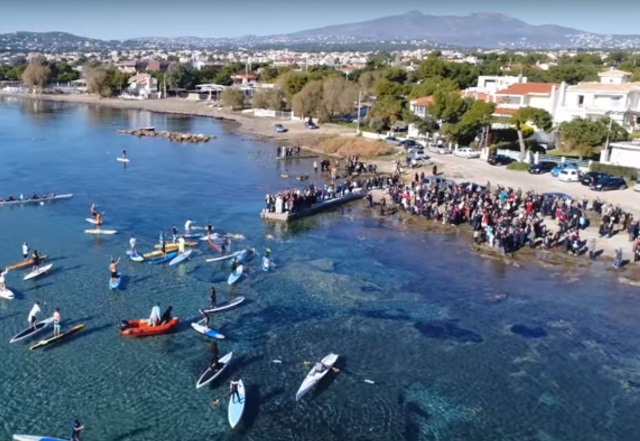 Άγ. Νικόλαος Αρτέμιδας: Όταν για να πιάσουν τον Σταυρό διαγκωνίστηκαν όχι κολυμβητές αλλά... σέρφερς! (Βίντεο)