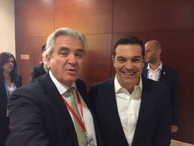 selfie tsipr loykas